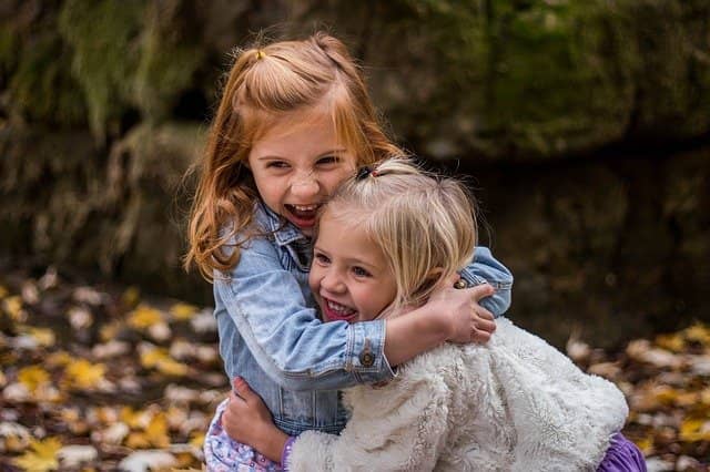 Dos niñas felices abrazándose